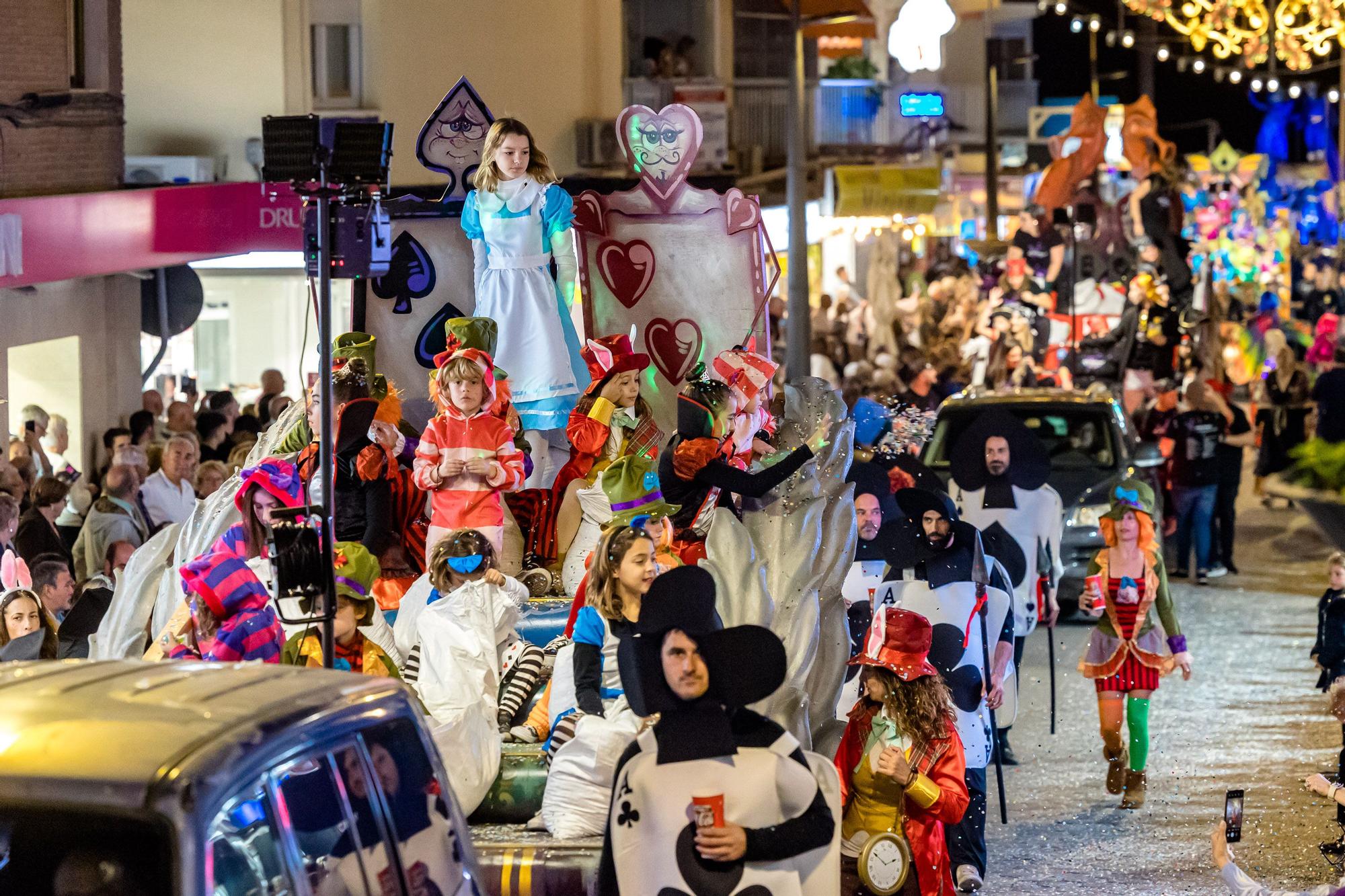 Desfile de carrozas y castillo de fuegos para despedir las Fiestas de Benidorm