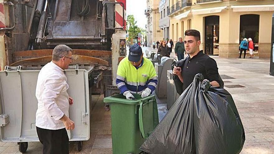 Recogida de basura en una foto de archivo.