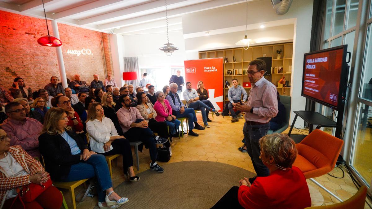 Mínguez interviene en un acto del PSPV sobre sanidad pública, ayer.