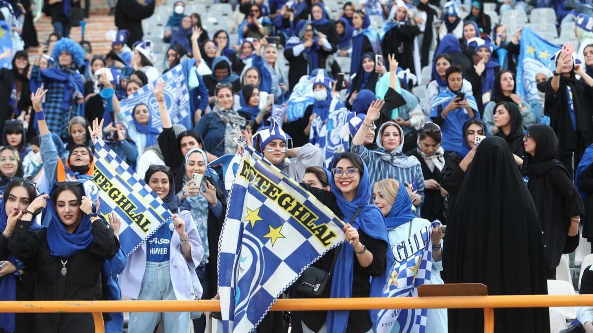 Aficionadas del Esteghlal presencian un encuentro contra el Sanat Mes Kerman el 25 de agosto de 2022.