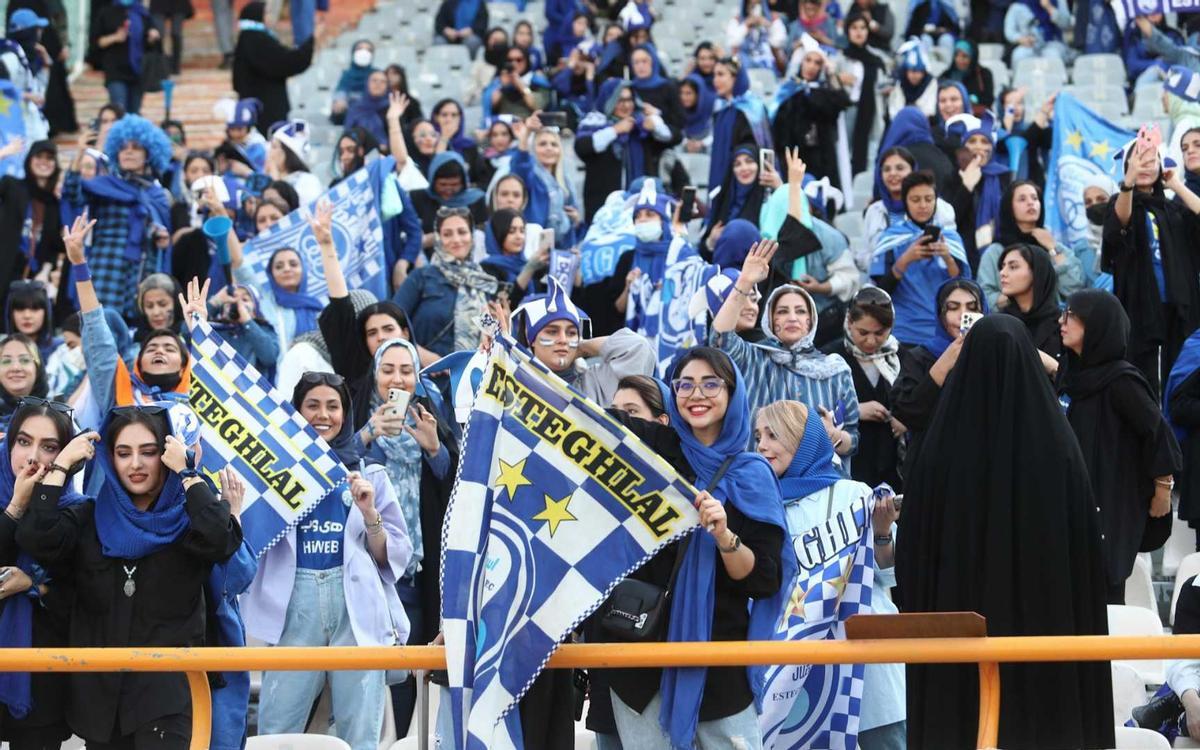 Aficionadas del Esteghlal presencian un encuentro contra el Sanat Mes Kerman el 25 de agosto de 2022.