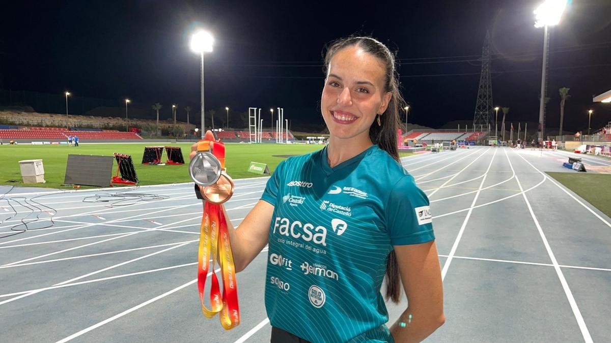 Carmen Avilés, con las dos medallas ganadas en La Nucía.