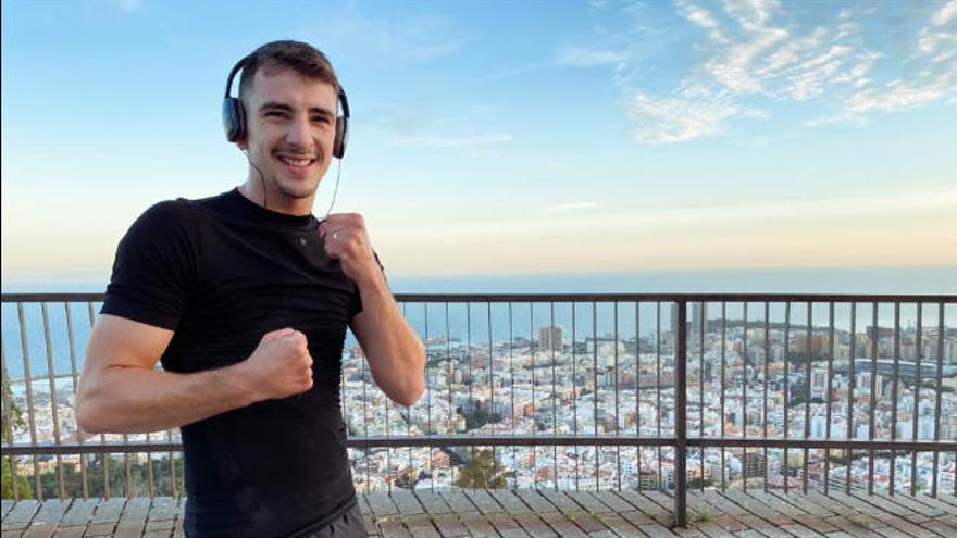 El púgil chicharrero, Jacob Caco Barreto, posa desde Ifara con la Capital al fondo.