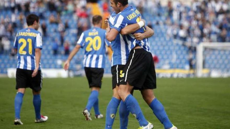 Los jugadores del Hércules celebran el tando de la victoria. / la opinión