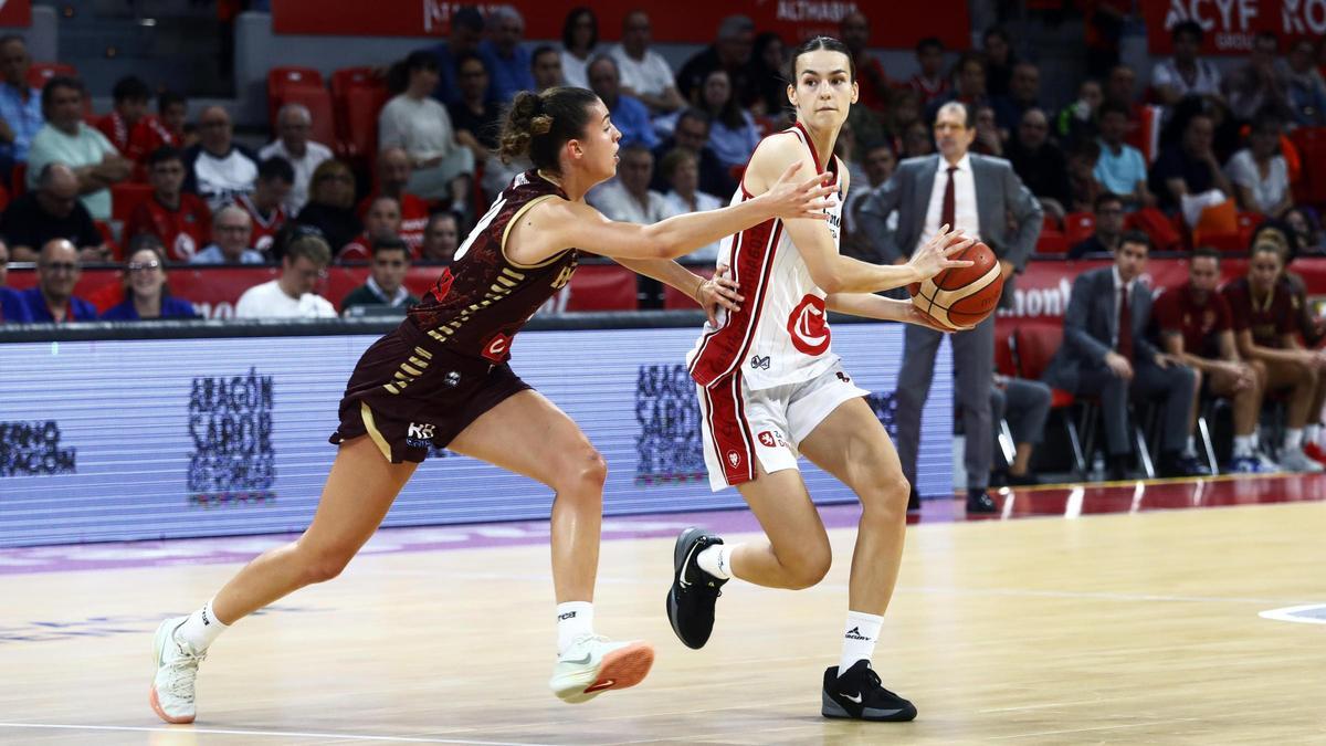 Vorackova busca una línea de pase en el duelo ante el Venezia del Felipe