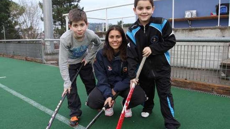 Olalla Piñeiro, con sus primos. // Iñaki Osorio