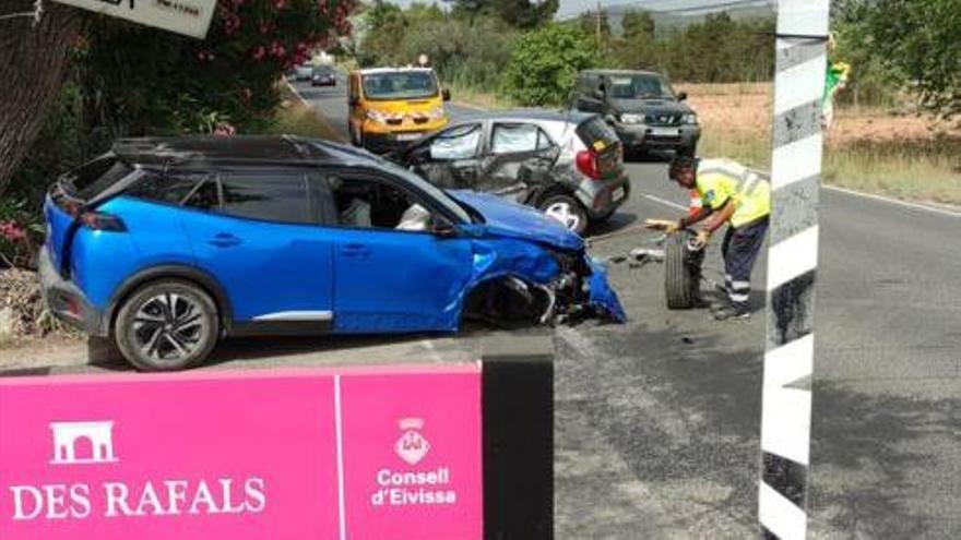 Vuelca un coche en la carretera de Sant Josep tras chocar con otro