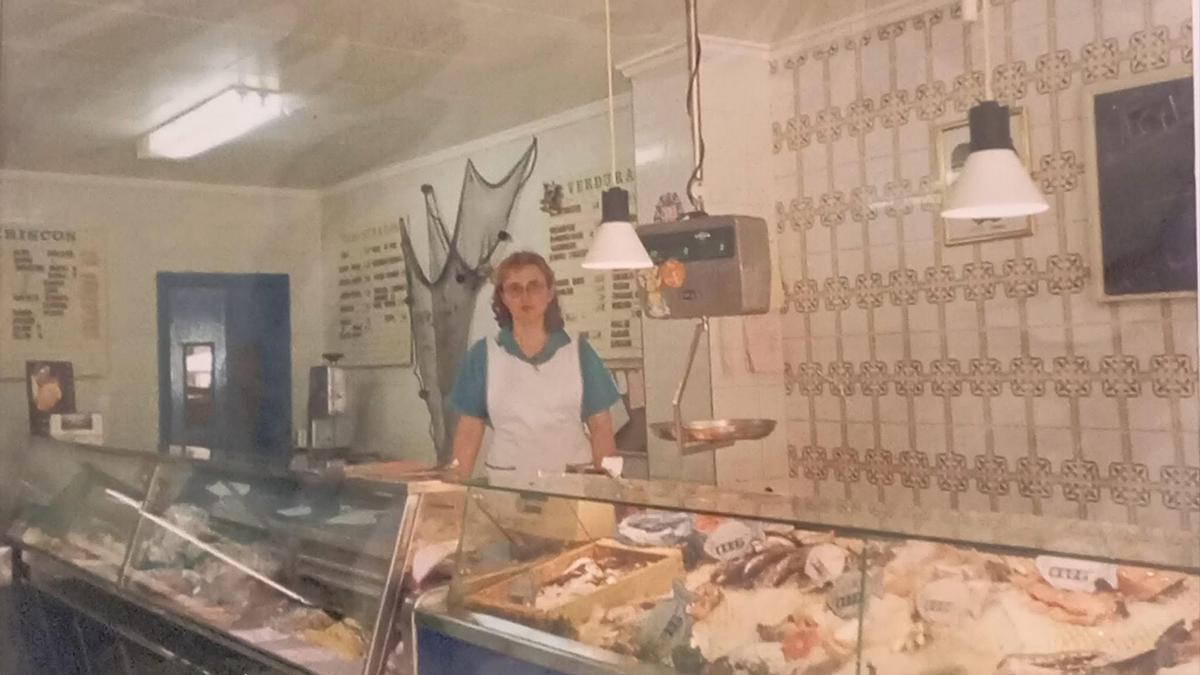 Carmen Senent, una de las propietarias de la Pescadería Senent que baja la persiana tras 43 años.