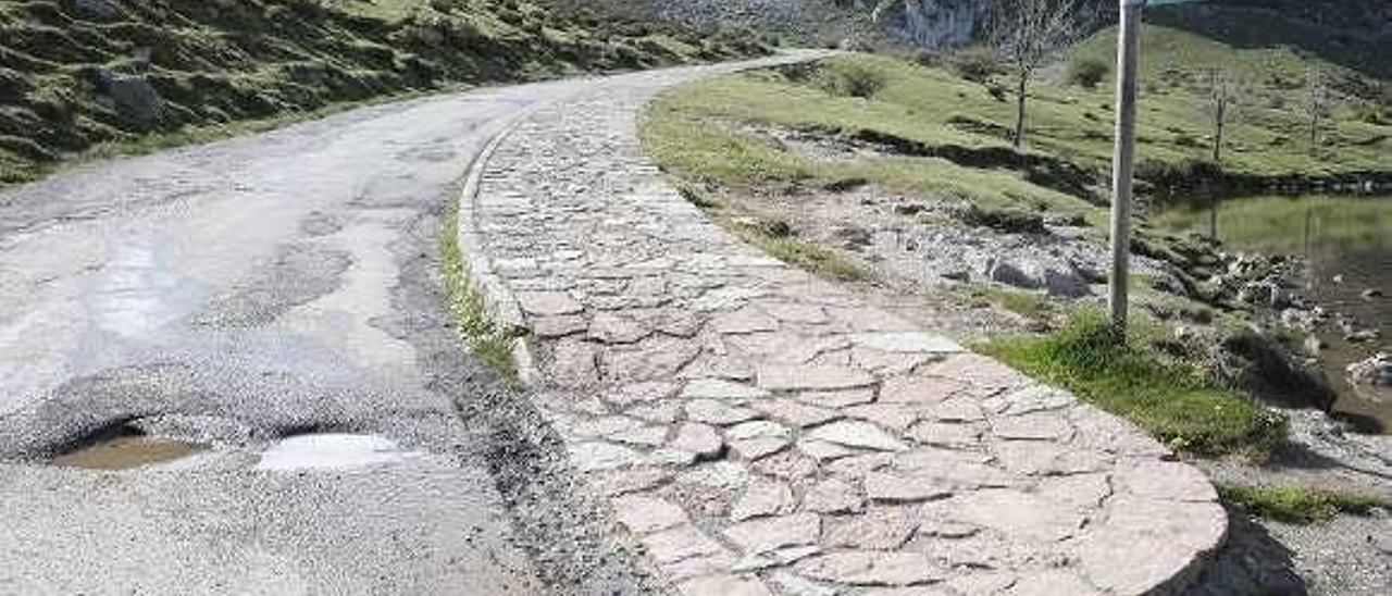 Estado de la margen de la carretera junto al lago Enol, en uno de los paisajes más fotografiados de España, llena de barro.