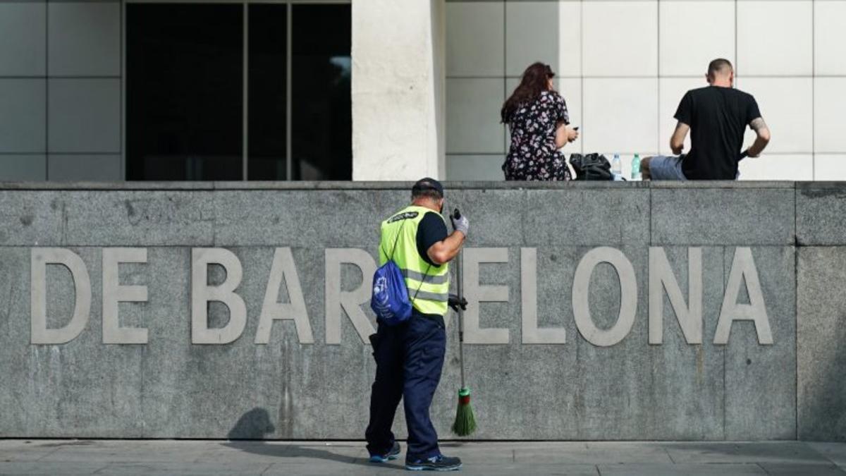 Un efectivo del equipo municipal de limpieza en la zona de Ciutat Vella.