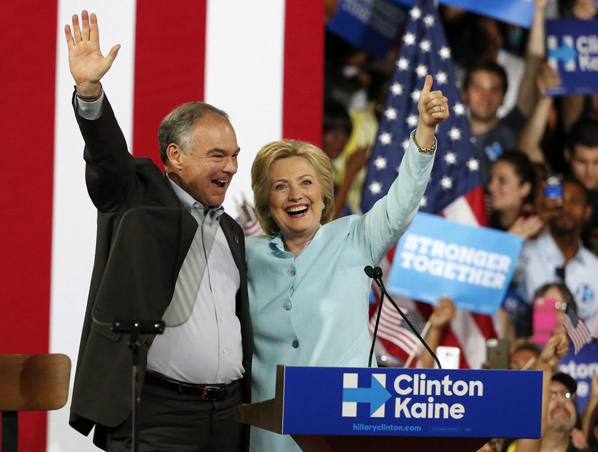 -FOTODELDIA- MIA01 MIAMI (ESTADOS UNIDOS) 24/07/2016.- La virtual candidata demócrata a la Casa Blanca, Hillary Clinton (d), presenta a su candidato a la Vicepresidencia, Tim Kaine, durante un acto de campaña en la Universidad Internacional de Florida en Miami, EEUU, el 23 de julio de 2016. EFE/Rhona Wise