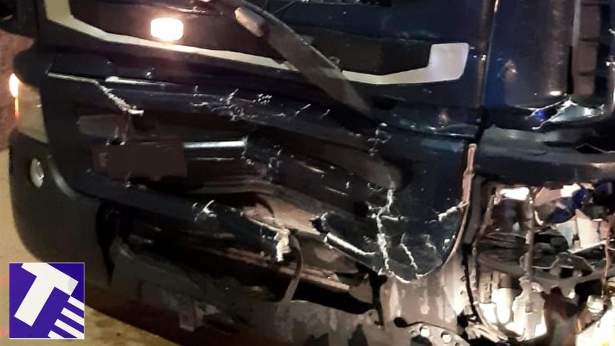 Frontal del camión implicado en el accidente en la A-2 en Castellolí, donde ha resultado muerta una mujer que viajaba en un turismo, el 16 de octubre del 2020