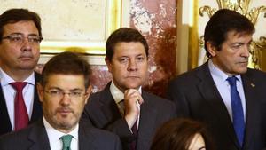 Javier Fernández, a la derecha, junto a miembros del Gobierno y presidentes autonómicos.
