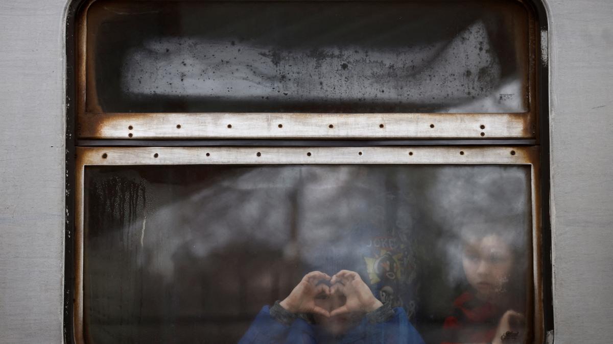 Un niño ucraniano forma un corazón con sus manos a su llegada a la estación de Przemysl, en Polonia.