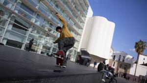 Skaters delante del MACBA, en la plaza dels Àngels.