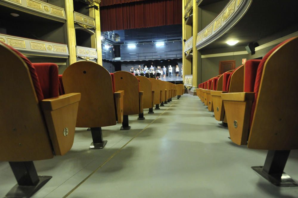 El teatre Conservatori recupera el to gris verdós de fa mig segle.