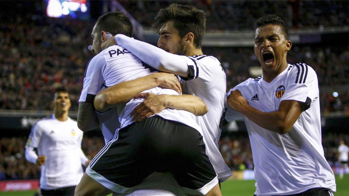 Paco Alcácer y André Gomes, ahora en el Barça, celebran el 2-2 del Valencia - Real Madrid de la Liga 2015/16