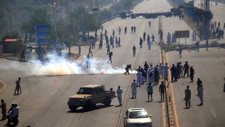 Protestas en Pakistán por el arresto del ex primer ministro Imran Jan.