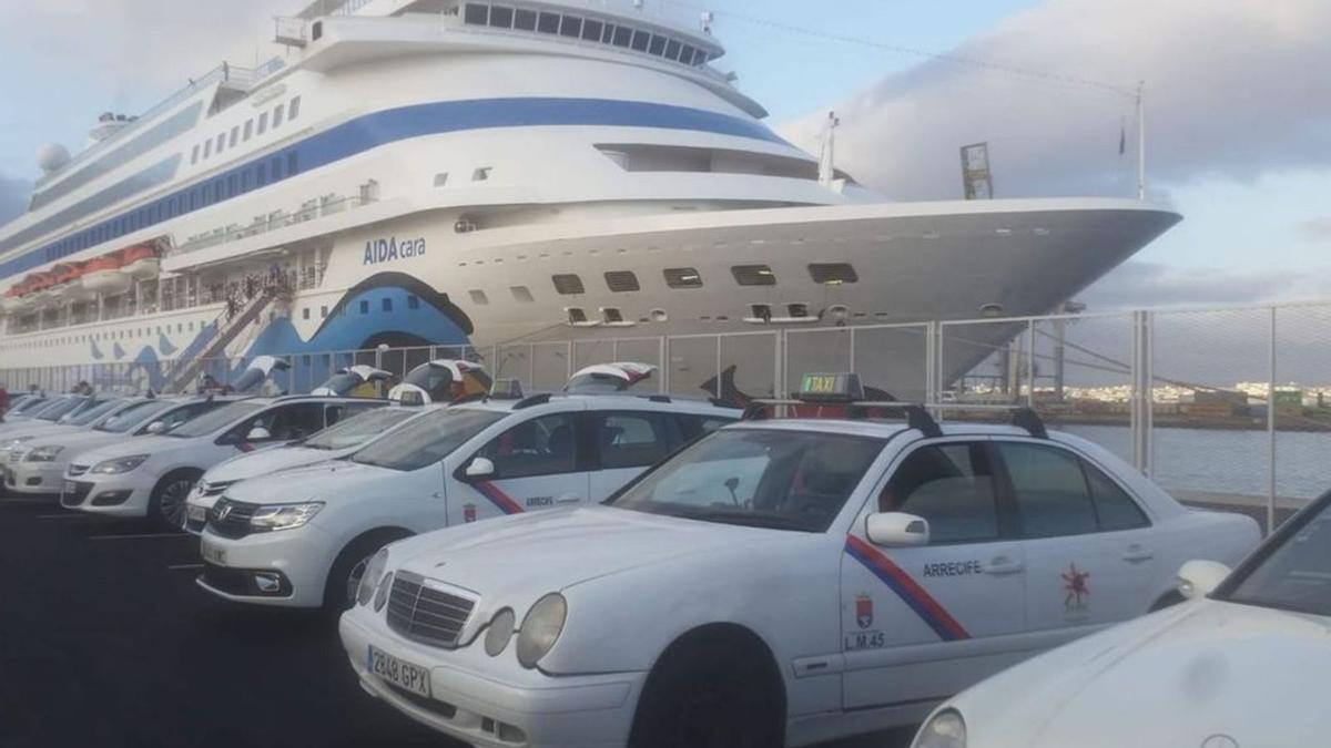 Parada de taxis de Arrecife en el puerto capitalino. | | LP/DLP
