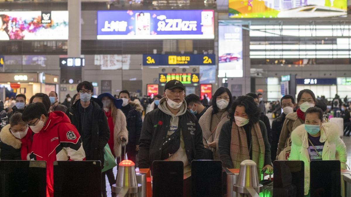 Pasajeros en Shanghái se protegen con máscaras