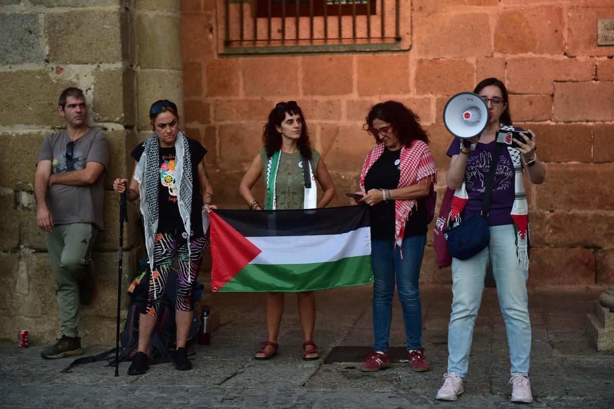 Fotogalería | Imágenes de la concentración en apoyo a la flotilla en Plasencia