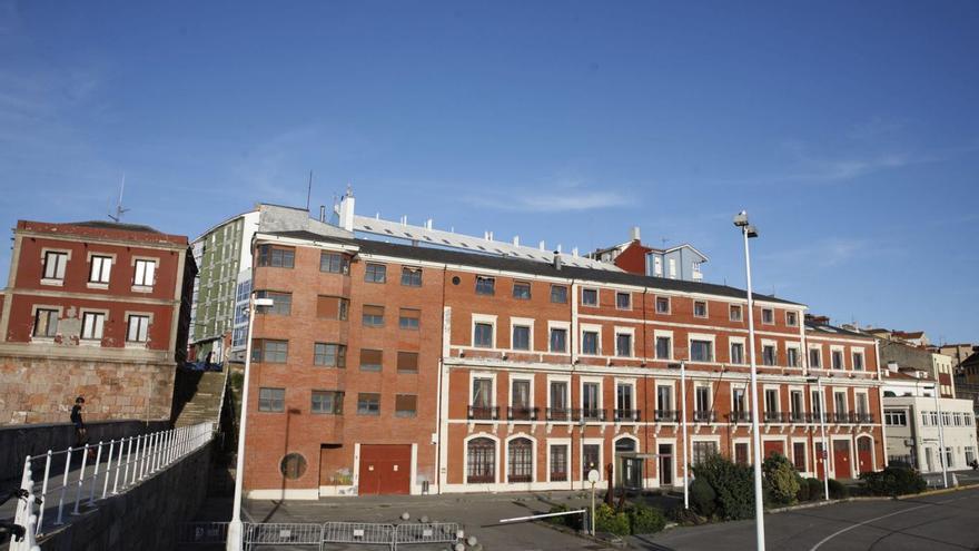 Un industrial inicia una batalla judicial para anular la venta de la vieja sede del Puerto de Gijón