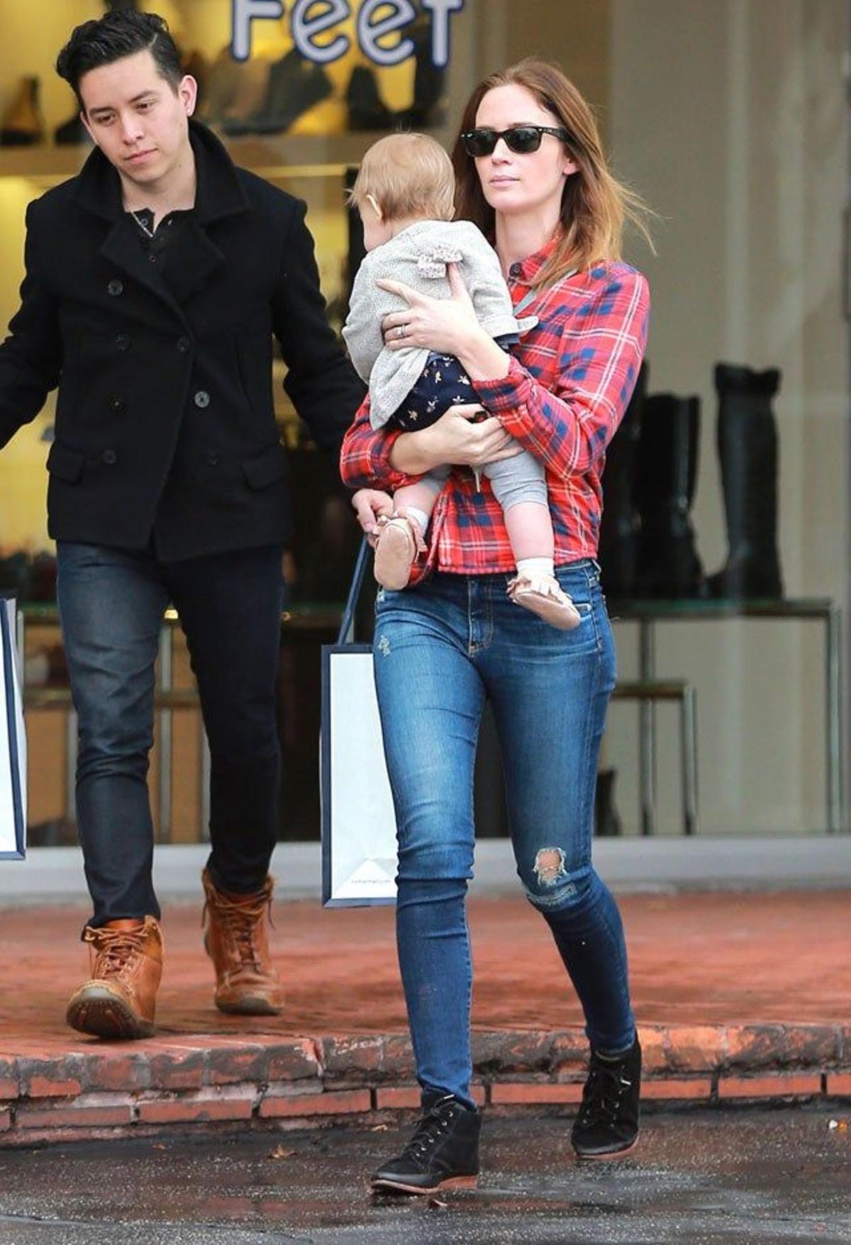 Emily Blunt se va con su hija Hazel a hacer compras navideñas