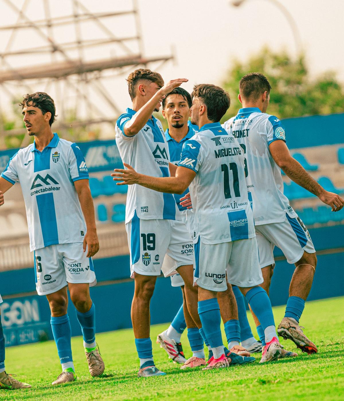 Los jugadoes del Atlético Baleares celebran el 1-0 de Català