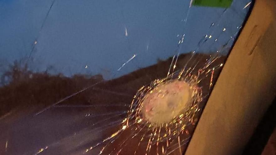 Nuevo susto en la AP-9 en Vigo tras otra pedrada que fracturó la luna de un coche