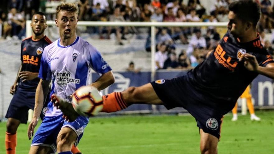 El Valencia golea al Alcoyano en el partido del 90 aniversario