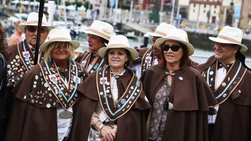 Miembros de la Cofradía de les Fabes (Villaviciosa), ayer, en Gijón.