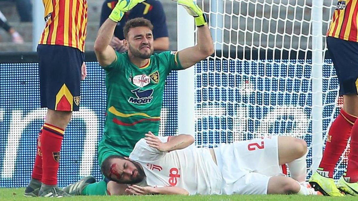 Higuaín yace en el suelo con la testa ensangrentada tras un topetazo con el meta del Lecce