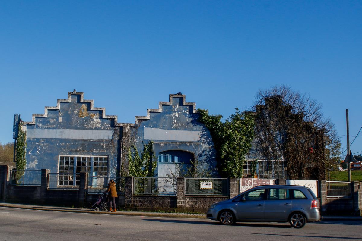 La antigua nave de Nemesio Martínez, en la Avenida de Rodrigo de Mendoza, es otro lugar en el que pernocta mucha gente sin techo.