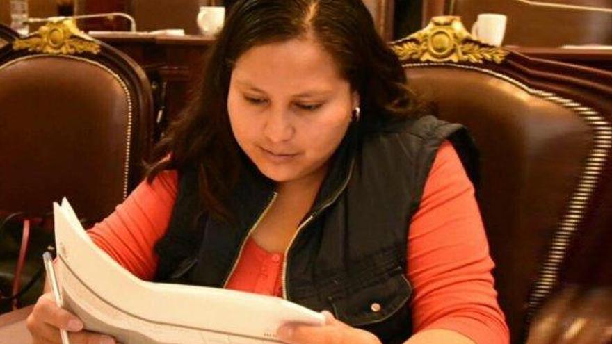 Le estalla un libro-bomba a una senadora mexicana