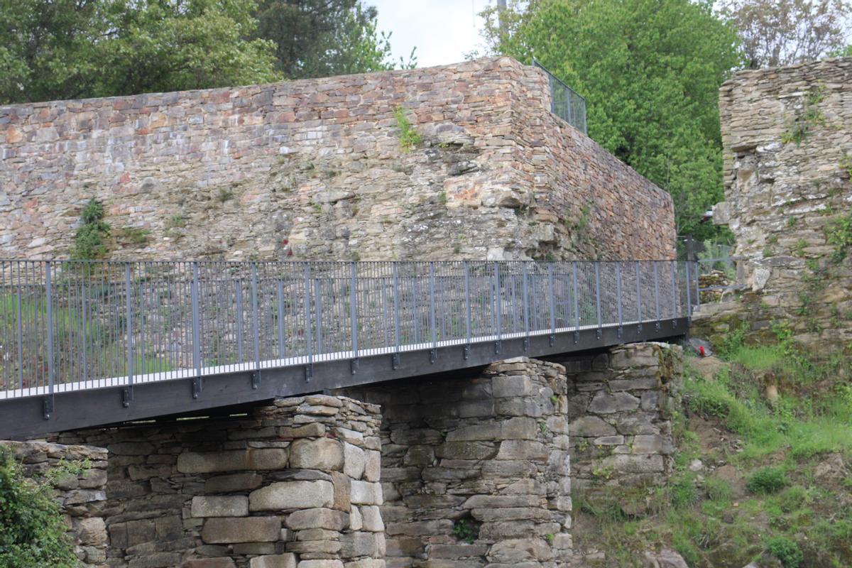 Puebla de Sanabria recupera sus estructuras defensivas con un nuevo puente levadizo Puebla de Sanabria recupera sus estructuras defensivas con un nuevo puente levadizo