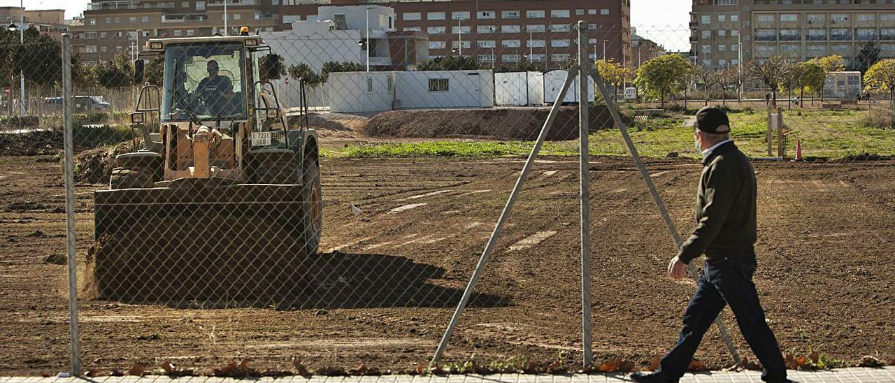 Las máquinas ya trabajan sobre la parcela de 30.000 metros cuadrados. | DANIEL TORTAJADA