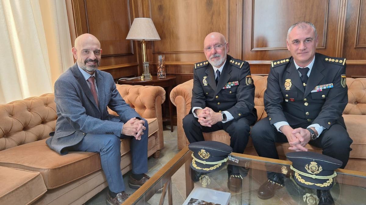 José Manuel Rando, en el centro, junto al subdelegado del Gobierno, Javier Salas, y el jefe provincial, Roberto Rodríguez.