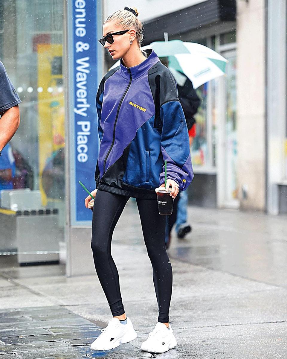 Hailey Baldwin con sudadera