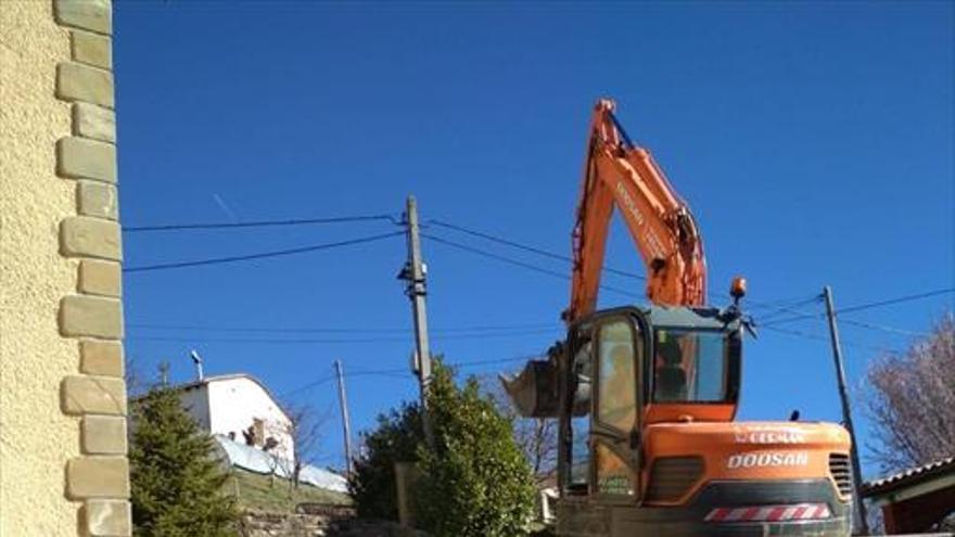 Comienza el asfaltado la calle Mayor de Guasa