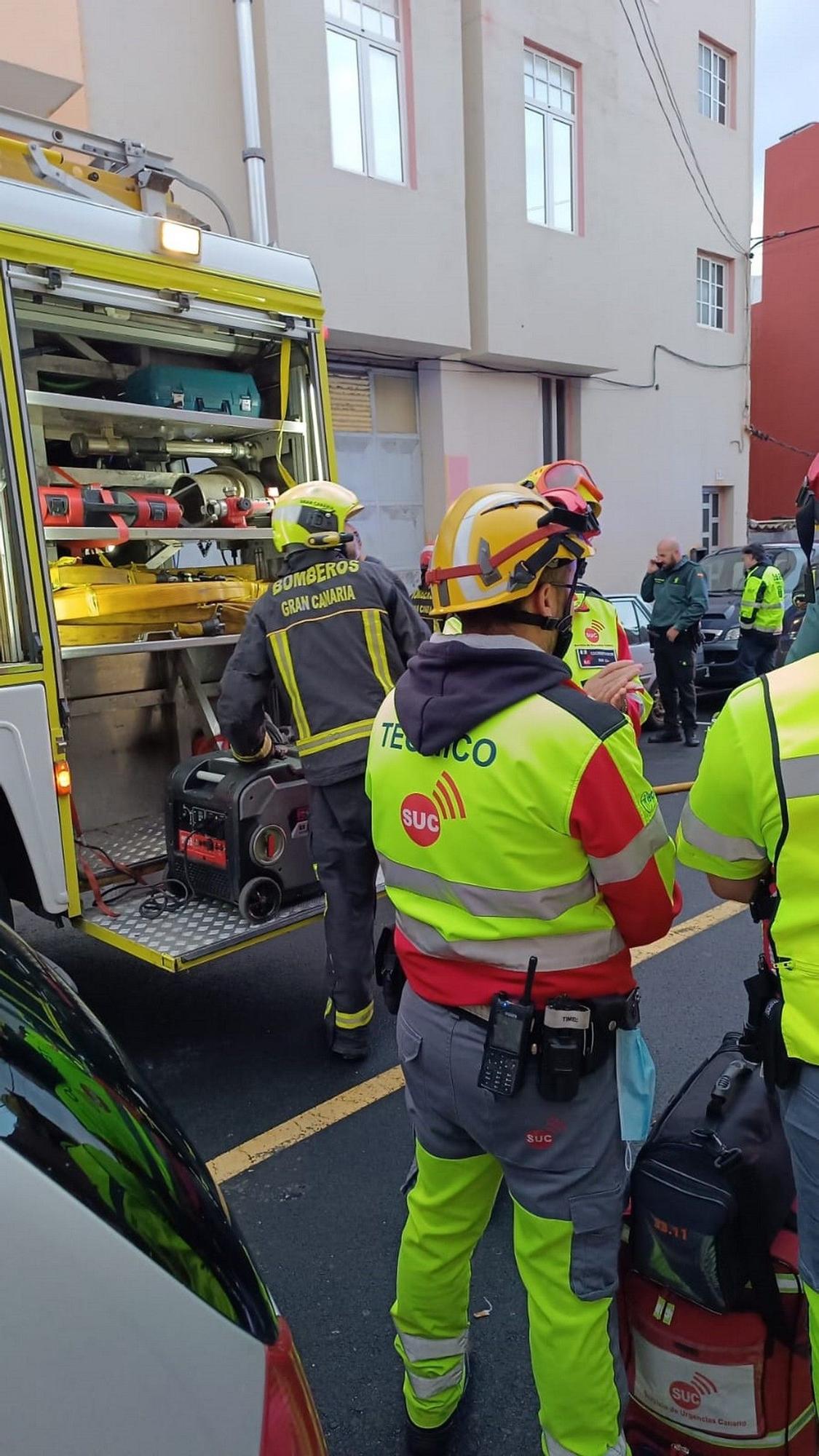 Dos heridos graves en un incendio en un edificio en Gran Canaria, con personas atrapadas