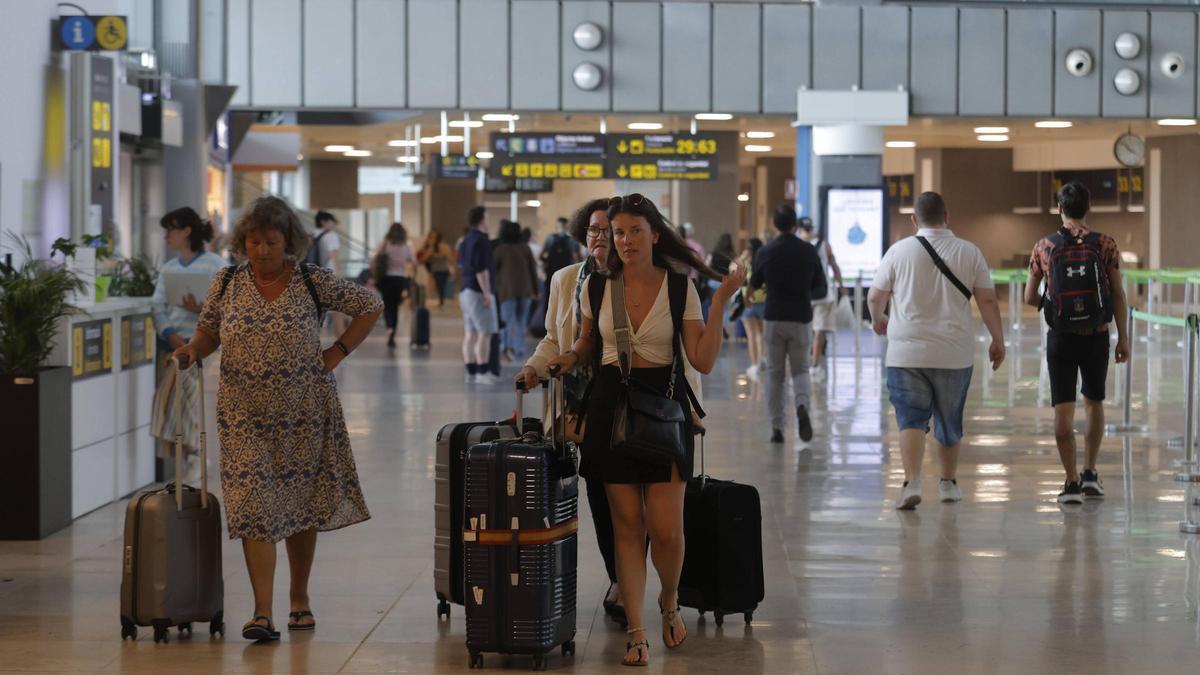 Turistas llegadas al aeropuerto de Valencia, este verano.