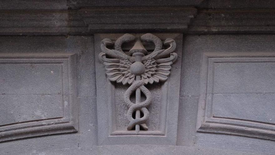 Caduceo en la fachada de la Biblioteca Insular. | |