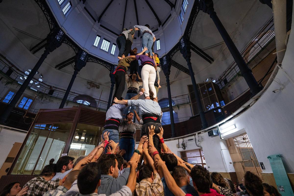 Esquerdats, la colla castellera que ensaya en la Modelo