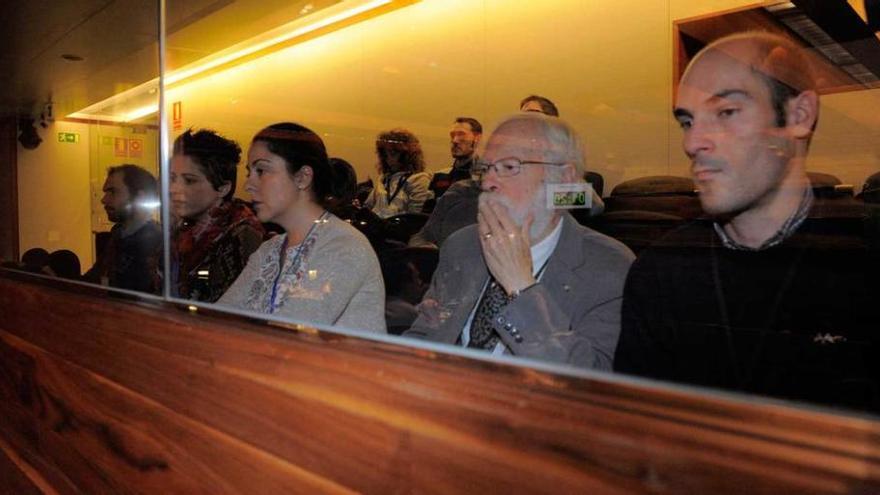 Trabajadores del centro de Soft Computing, ayer, en el Parlamento asturiano.