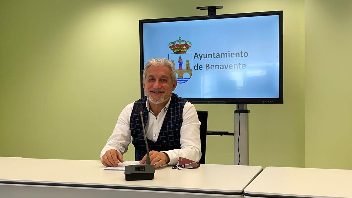 El concejal de Medio Ambiente del Ayuntamiento de Benavente, Manuel Burón, antes comenzar su comparecencia.