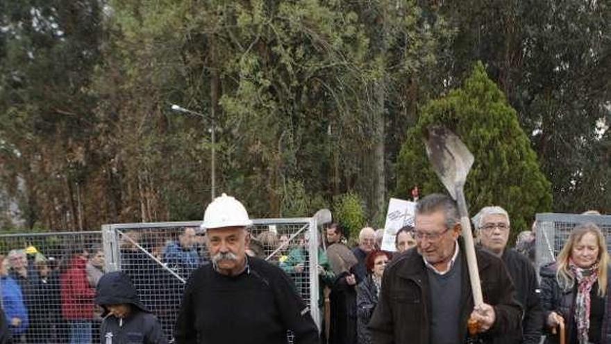 Afectados de Paramos en la última concentración en la que solicitaban el desescombro de la &quot;zona cero&quot;. // Ricardo Grobas