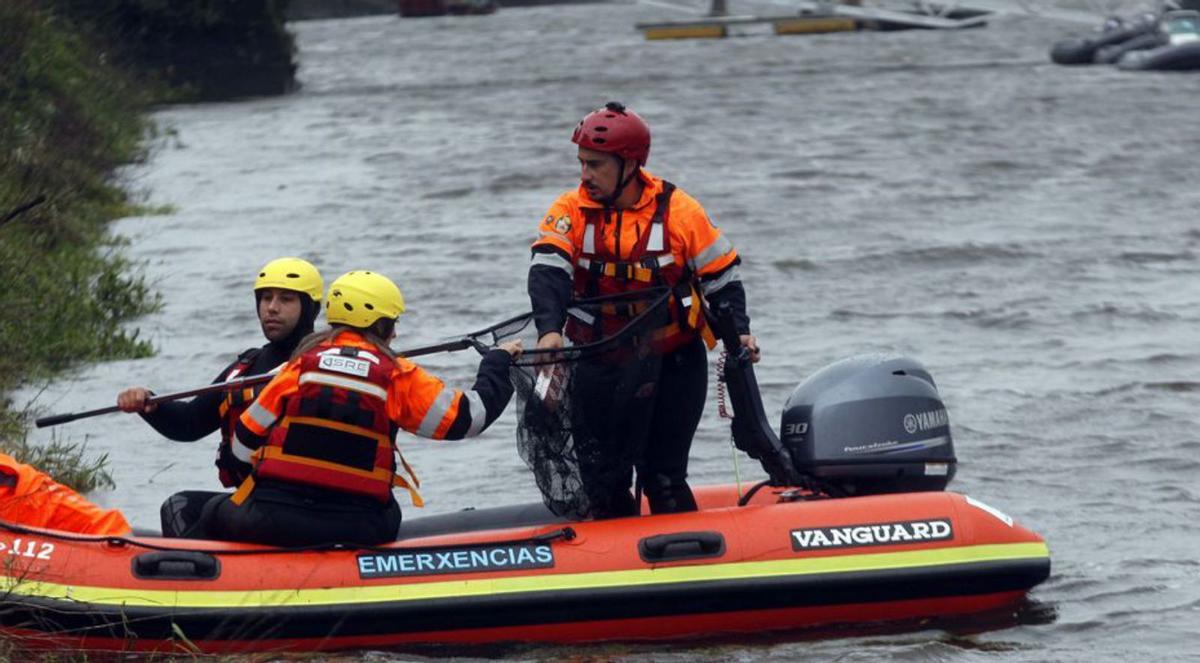 Efectivos de Emergencias recuperaron cientos de cajetillas / cedida