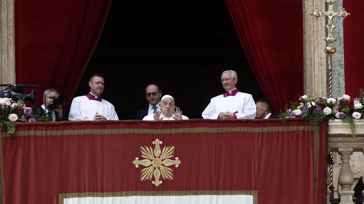 El papa imparte la bendición 'Urbi et Orbi' en San Pedro