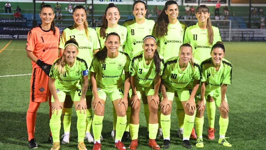 Formación del CD Pozoalbense Femenino en Mijas.