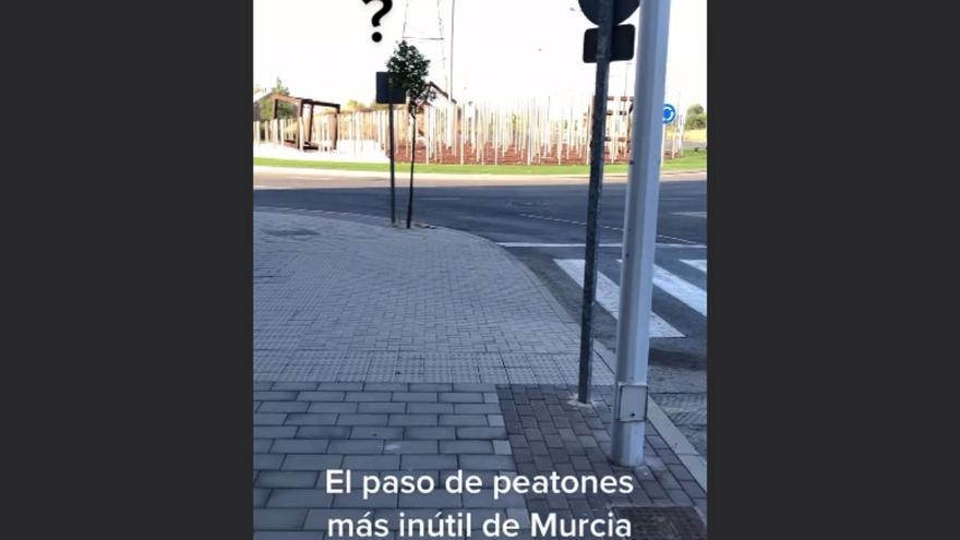 Un paso de peatones &#039;defectuoso&#039; de Murcia indigna a toda España: &quot;Luego te pondrán una multa&quot;